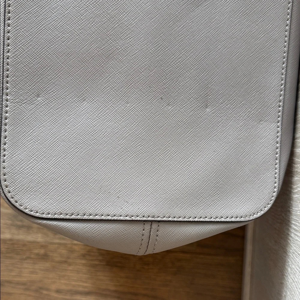 Michael Kors Saffiano Leather Jet Set Light Gray Bag Padded Laptop Closure